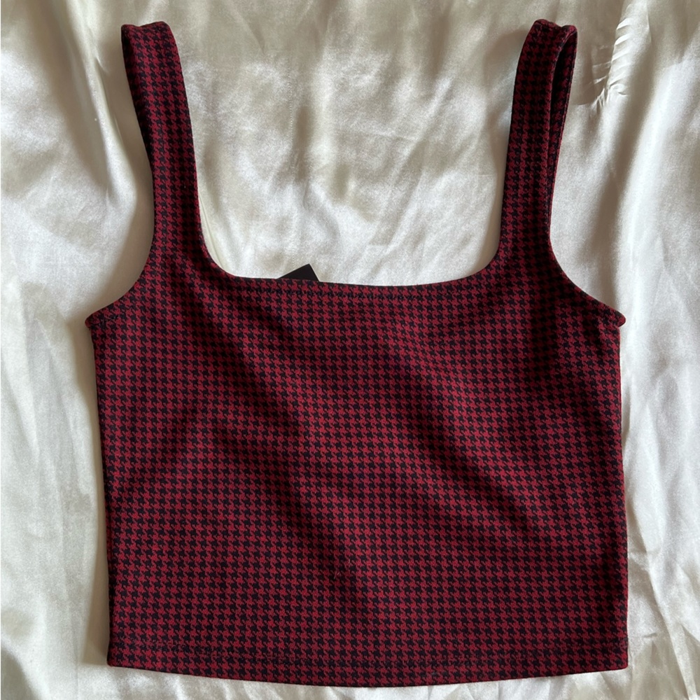 Houndstooth black and red tank top. Size small.